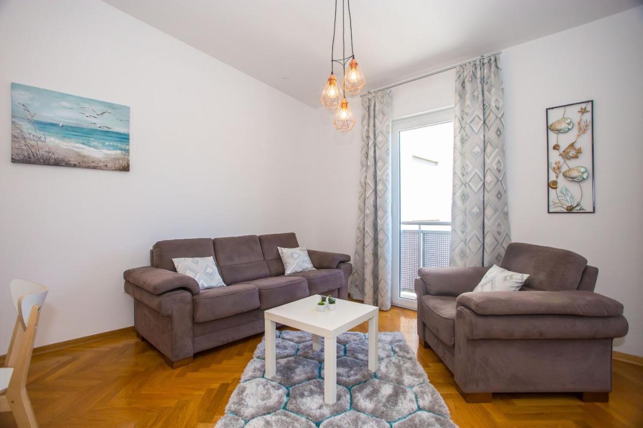 Apartment Dora Near Sea And Center With Private Garage Porec Exterior photo