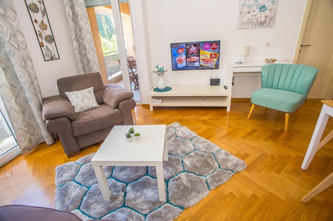 Apartment Dora Near Sea And Center With Private Garage Porec Exterior photo
