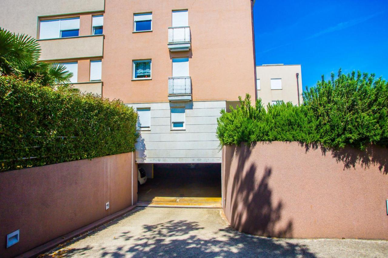Apartment Dora Near Sea And Center With Private Garage Porec Exterior photo