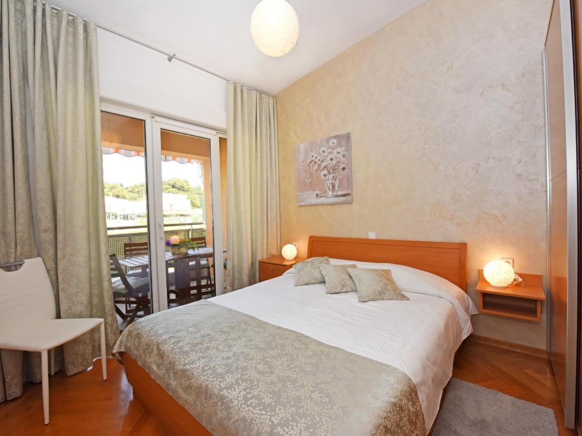 Apartment Dora Near Sea And Center With Private Garage Porec Exterior photo