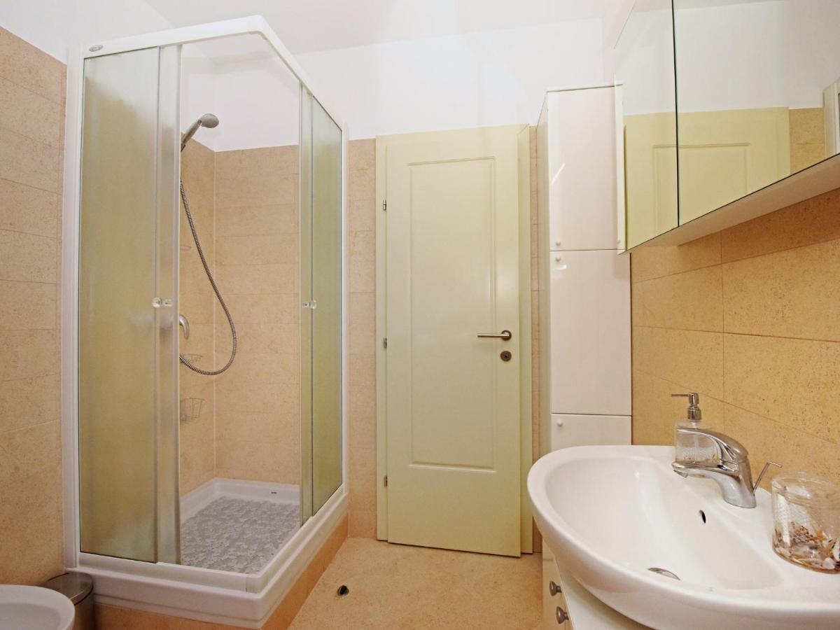 Apartment Dora Near Sea And Center With Private Garage Porec Exterior photo